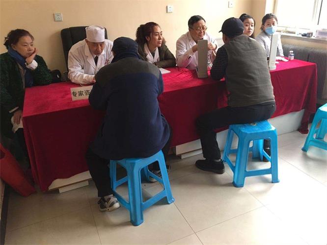真情融入社区，，，，，义诊温暖民心