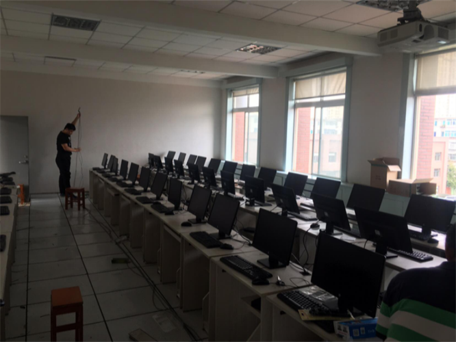 一连地起劲，，不懈地奋斗